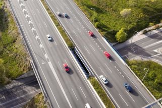 Jakmile vidí elektro, začnou bláznit. Závodníci neunesou, že by je předjelo - Médium.cz